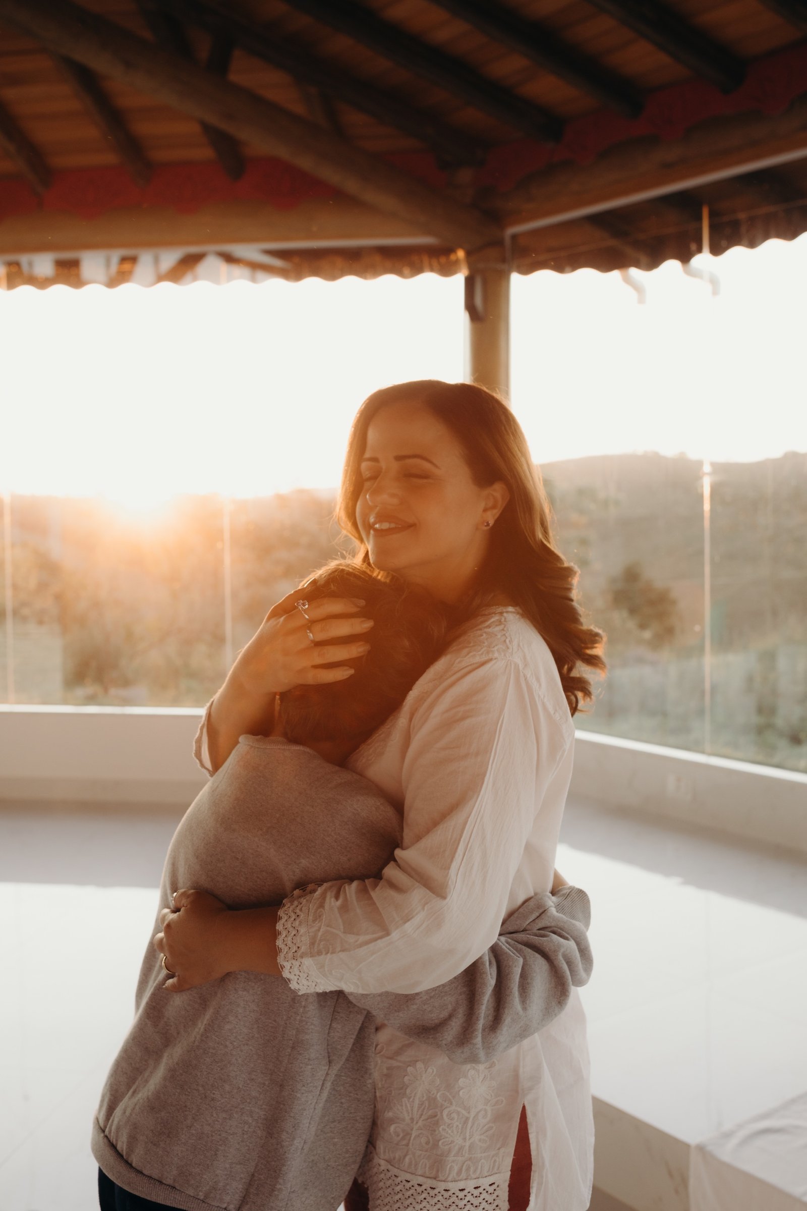 Sarah Carvalho acolhendo uma pessoa em um abraço