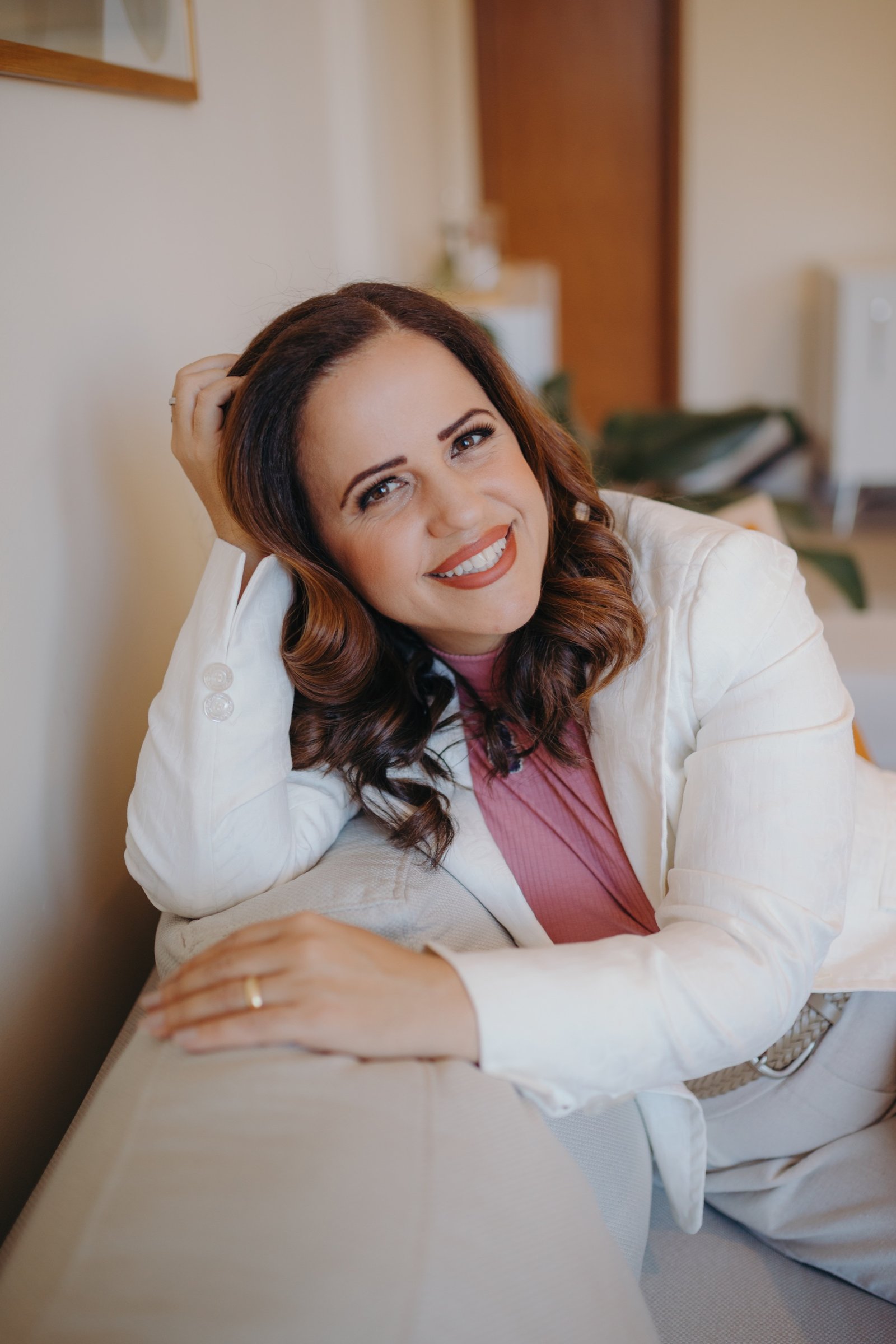 Sarah Carvalho sorrindo em um retrato acolhedor